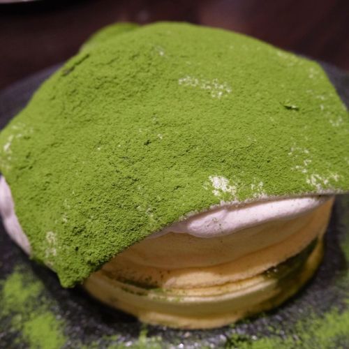 . ❁さかい珈琲 ❁西尾の抹茶パンケーキ さかい珈琲のすごいパンケーキに出会ってきた 町田多摩境店にいって来たけどのんびりできるし最高✨ 西尾の抹茶たっぷりで、甘さ控えめだから大きくても食べれちゃう！