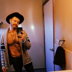 belly-rubs:lost my shirt today &amp; couldn’t figure out how to sit in a chair. ✌️ #xø https://www.instagram.com/p/BuAGe4GHCqv/?utm_source=ig_tumblr_share&amp;igshid=1tb737ujiiljx
