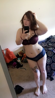 kenzierose-suicide:  Reblog if you like thick