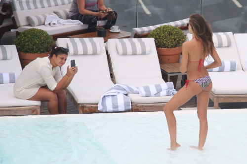 dreadinny: Iza Goulart shows her hot brazilian body in a skimpy bikini by the Fasano Hotel pool in