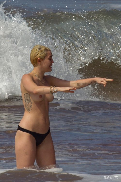 toplessbeachcelebs:  Miley Cyrus (Singer) swimming topless in Hawaii (January 2015) - Part III Download the Full Set (38 Photos)