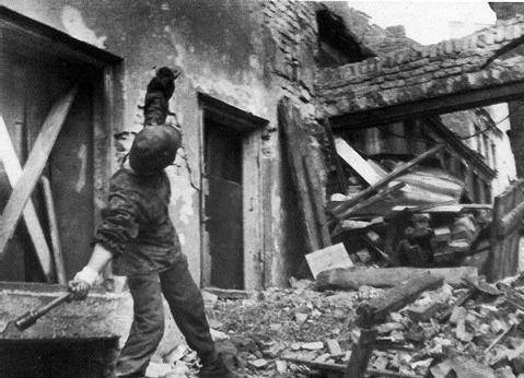 warhistoryonline:Polish resistance fighter Jerzy Siwiec throwing a German Model 24 grenade at Slepa 