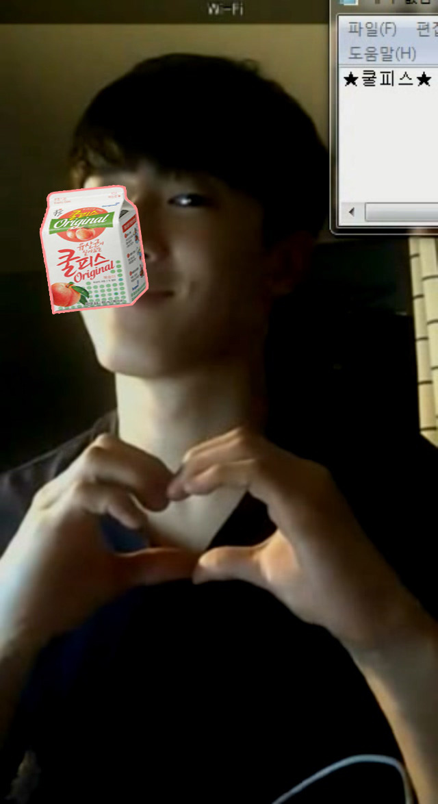 hungrgayboy: coolpeacecam:   하트날리는 살인미소 훈남♥  영상교환
