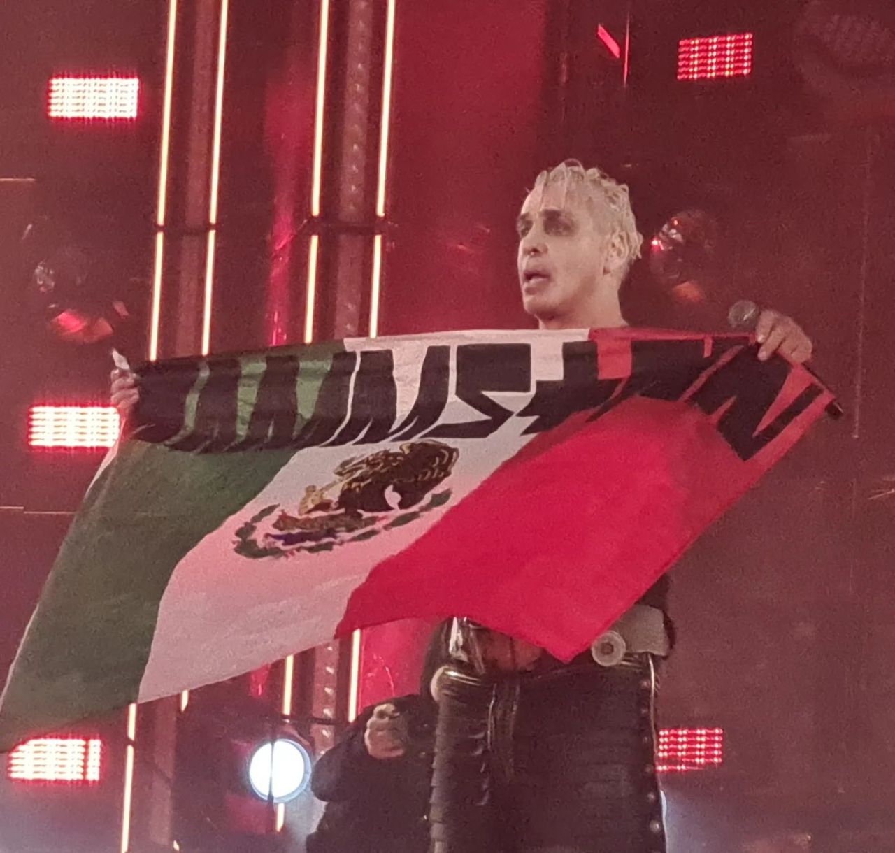 Ich singe bis der Tag erwacht — Till and the Rammstein Mexican flag, Foro  Sol