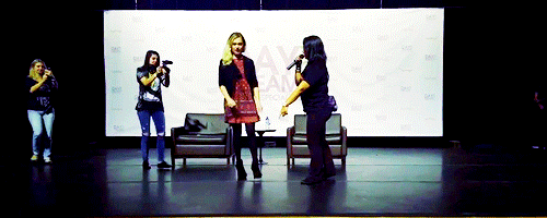 supercanaries:Fans welcome Eliza Taylor at DayDream Con and bow to her (video)