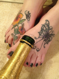 myfeet4you:  I just like this picture and champagne was nice and cold; needs to be licked off though you think;)