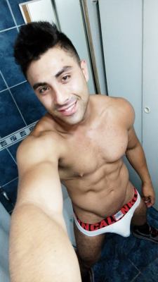 fotitosprivadaschile:  Camilo estas tan rico..pero mejor hubiera sido la foto sin Slip