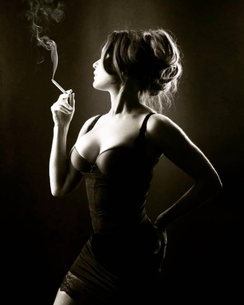 #smoke #smoker #smoking #smokinggirls #smokingwomen #smokingfetish #smokingfemales #cigarette #fetis