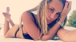 adri86ml:  I piedi di Francesca BrambillaPer voi oggi la bella Francesca (15/3/92, Bergamo, shoes: 37 Eu), come dicevo qualche post fa, è una ragazza molto “sprint”, appassionata di moto e calcio… La ragazza perfetta eheh ;)Today we have Francesca,