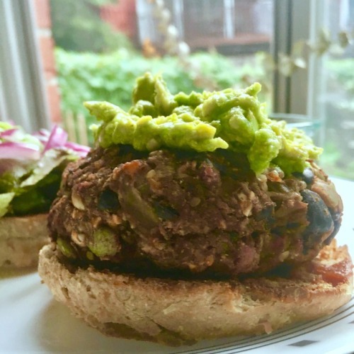 Why are (veggie) burgers the perfect summer food?!