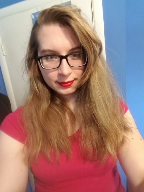 shotgunheart: I’m super hot. Why don’t I wear red lipstick every day? How am I single? F