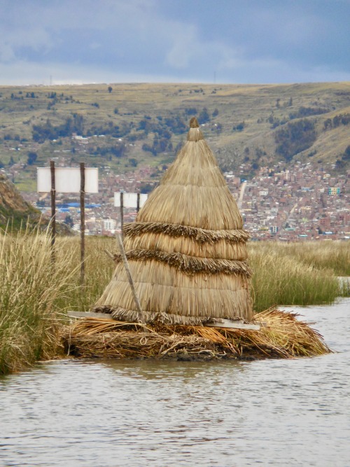 Choza de paja, islas flotantes de Urdos, Lago Titicaca, Puno, 2017.