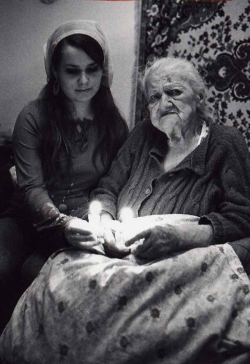 ofskfe:WWII survivor lights Shabbat candles with her granddaughter in Khmelnytski, Ukraine, 2005. Jo