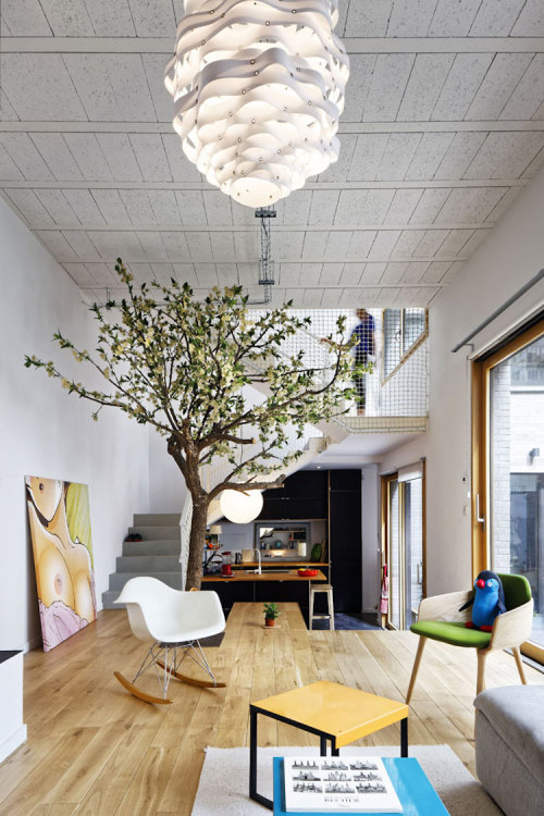 mymodernmet: Modern Parisian Apartment’s Hardwood Floor Seamlessly Doubles as a Kitchen Table