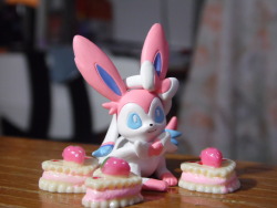 nynfias:  tiny sylveon with tiny cakes 