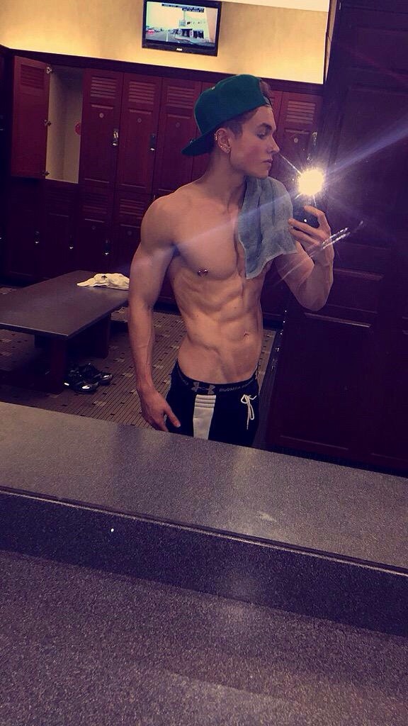 myperfectionnmyblog:  Nick Klokus Viner