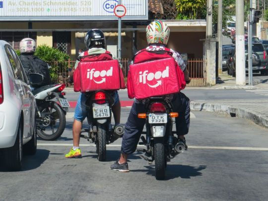 entregadores ou motoristas de aplicativos de motocicleta em rua de taubate em sao paulo
