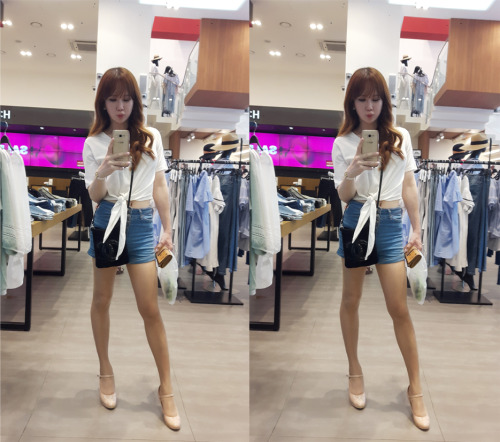 yoonricoo:  강남역 옷가게에서 ㅎㅎㅎ 지금 옷갈아입고 있어서 기다리다가 ㅎㅎ 이곳은 편안한 옷들이 많아서 좋음 일단 44사이즈나 너무 크면 모…못입음…ㅋ 일단..큰게 좋음… 만남예약은 카톡yoonricoo
