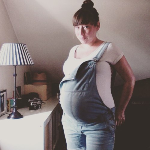 mrsdykstra4241:  lizzeeborden:  Anyone else think pregnant girls in overalls are the most sexiest thing ever? They drive me wild   Totally @bibabybumplover 