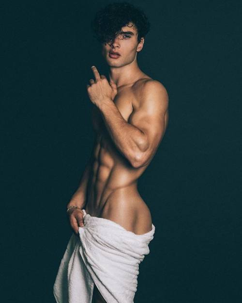 Stunner @joebruzas finely illustrates the proper way to pull off #toweltuesday. Mind the middle fing