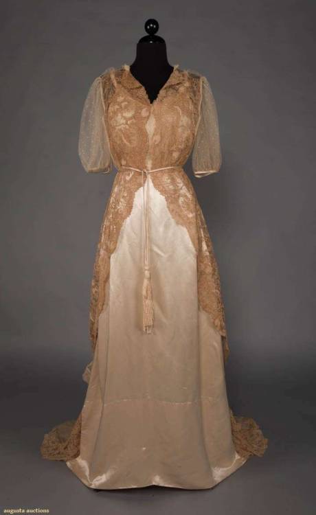 CHARMEUSE & BRUSSELS MIXED LACE GOWN, c. 1910Ivory silk charmeuse trained gown w/ overbodice of 