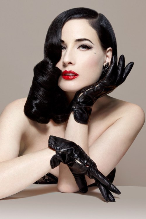 gefiozo: bfphotographer:  thelingerieaddict:  antipahtico:  Dita Von Teese  Her new glove collection