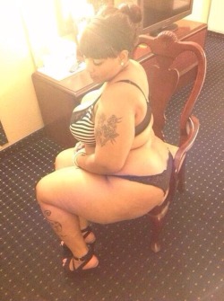 planetofthickbeautifulwomen2:  asssoserious:  Gawd, blessed be this meal I’m about to receive lol  Damn…Who is she? 