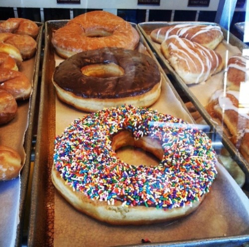 drankinwatahmelin:  mariannadominicana:  graceless-goddess:  afro-arts:  Dat Donut  www.datdonut.com  Chicago, IL  CLICK HERE for more black owned businesses!  Wow. My heart. And stomach  I need to hit up this place immediately   thats a big ass donut.