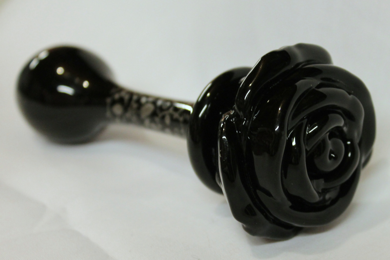 dollbabyxoxo:  kittensplaypenshop:  Adding a very pretty glass rose plug. It’s