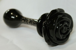 blackcatcollar:kittensplaypenshop:Adding a very pretty glass rose plug. It’s all one solid piece of hand blown glass. :)  I feel like this is entirely too gorgeous to put in my butt but I still really want it omg.  Hmm. Don&rsquo;t know if I want to