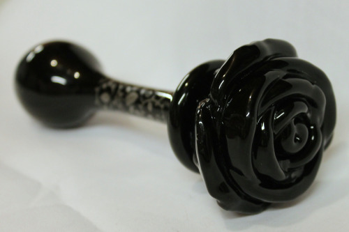 mikalopsia:kittensplaypenshop:  Adding a very pretty glass rose plug. It’s all one solid piece of hand blown glass. :)  wwoooaahh.I’d be too scared to put that in my butt though. Glass + butts make me a little squeamish ever since I saw that jar video