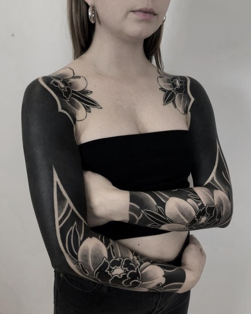 allthepiercingsandbodymods: Black Out tattoos by @horiokami​.