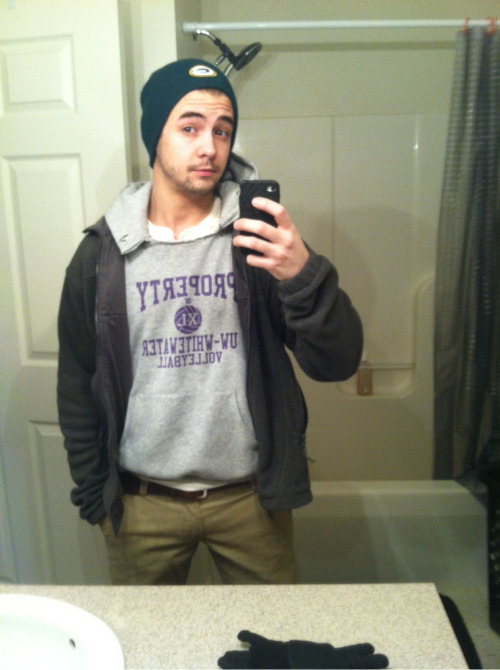 castelo-azul-dos-sonhos:  deadlyflashesofgreen:  My running errands outfit today  Definitely one of the sexiest guys on Tumblr! 