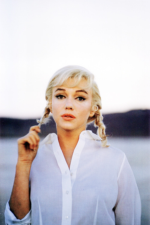 the-king-of-coney-island:  missmonroes: Marilyn Monroe photographed by Eve Arnold during the filming of The Misfits, 1960   ⊱✰⊰