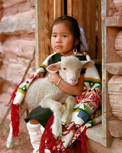 La pequeña pastoraLa pequeña abraza amorosamente una de las ovejas del rebaño de su madre. Para Mai,
