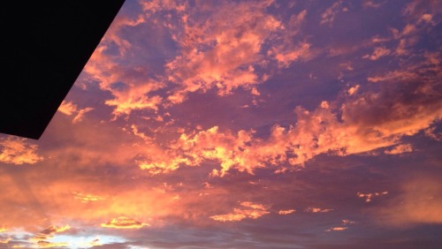 yungalaxy:the sky is doing a thing so hard rn