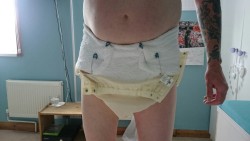 comfyinnappies:  Thick fluffy terry nappy and Suprima yellow popper plastic pants 