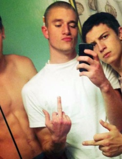 collegeguy185:  dudes-exposed-two: Dudes