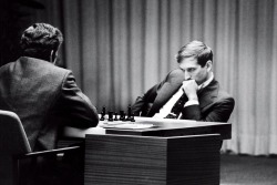 colecciones:  Bobby Fischer peers out of his hands during a game with Boris Spassky at their World Championship match, Iceland, 1972. Photo by Harry Benson.