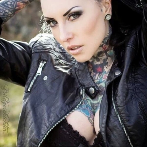 tintanapeleblog:  @makaniterror  #tattooedmodels #tattooedwoman #tattooedgirl #inkedmodel #inkedgirl