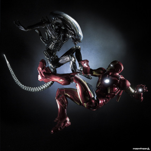 The Xenomorph and The Metal Man by SuppaDuppa666 on Flickr.More about Iron man here.