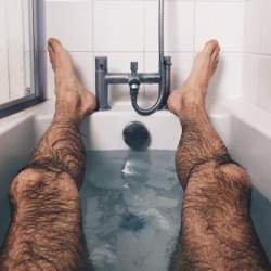 greenwichsnob:  FUCK YEAH HAIRY FUCKING LEGS.