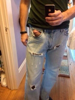 tornjeans:  Do you wear torn jeans? Isn’t this amateur pic hot? Send me yours 