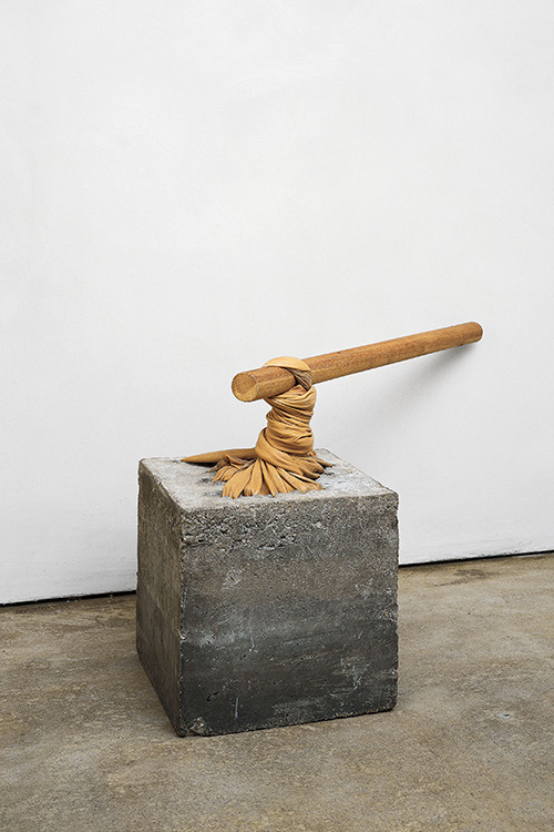 my-kelde - Giovanni Anselmo. Torsion, 1968.cement, leather, wood