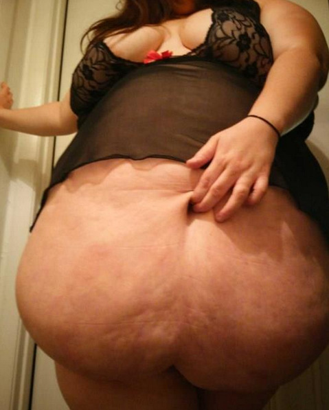 bbwinventor: fatbelly19:  Look at that huge, sexy gut   SHE IS SO HOT