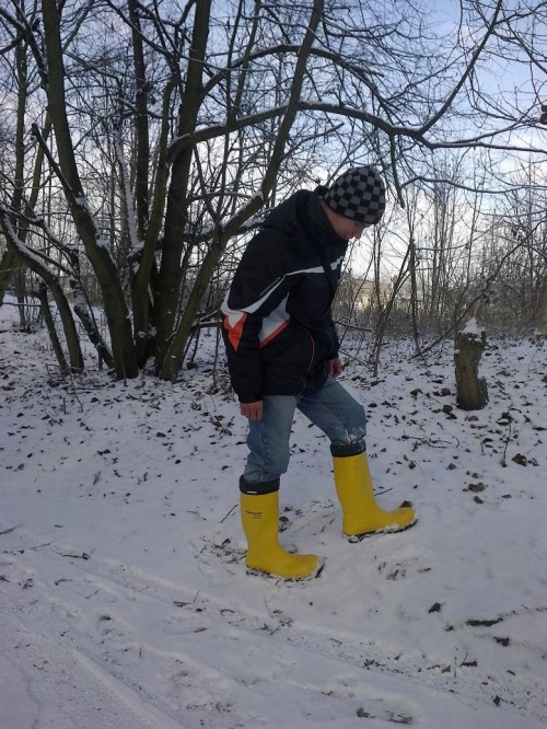 Always been into Black Wellies myself , not really Green , but of Late  thinks that Yellow look