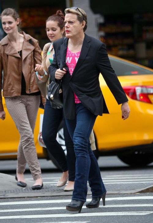 akafoxxcub: imgonnafeedyoutomypigs: Eddie Izzard looking glam af in NYC i never look this good in he