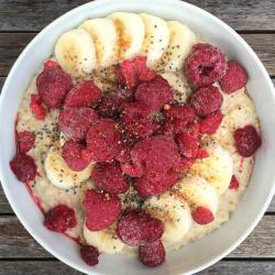 soulfulhappyness:  This morning’s delicious bowl of oats with banana, frozen raspberries, chia seeds, and coconut sugar ✨ #vegan 