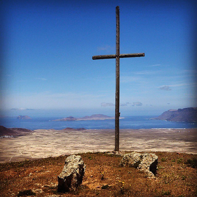 La cruz de los candados de las promesas e ilusiones de Montaña Tamia.
#Canarias #canaryislands #tienesquevenir #latitudDeVida #ReservaBiosferaLanzarote #geoparklanzarote #tamia #montaña #promesas #ilusiones #cruz #Lanzarote #islotes #famara #candados...