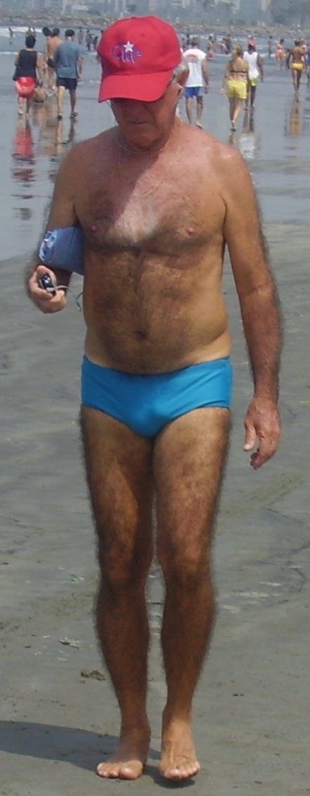 pontanegra1000:Gorgeus man walking in the beach, in Santos ,the best city to see
